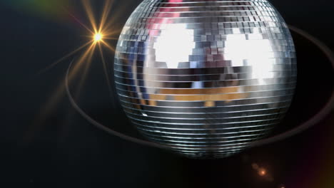 animación de luz amarilla moviéndose sobre una bola de espejo de discoteca giratoria