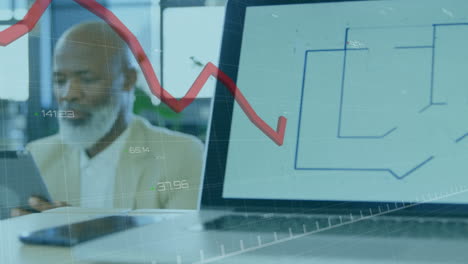 animación del procesamiento de datos sobre un empresario afroamericano de alto nivel que usa una tableta digital en la oficina