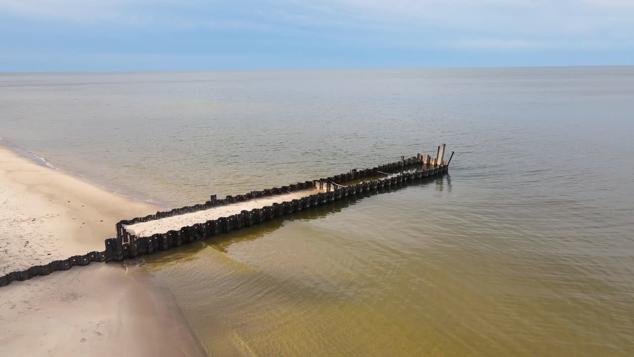 giro cálido a principios de primavera alrededor de una antigua característica de muelle
