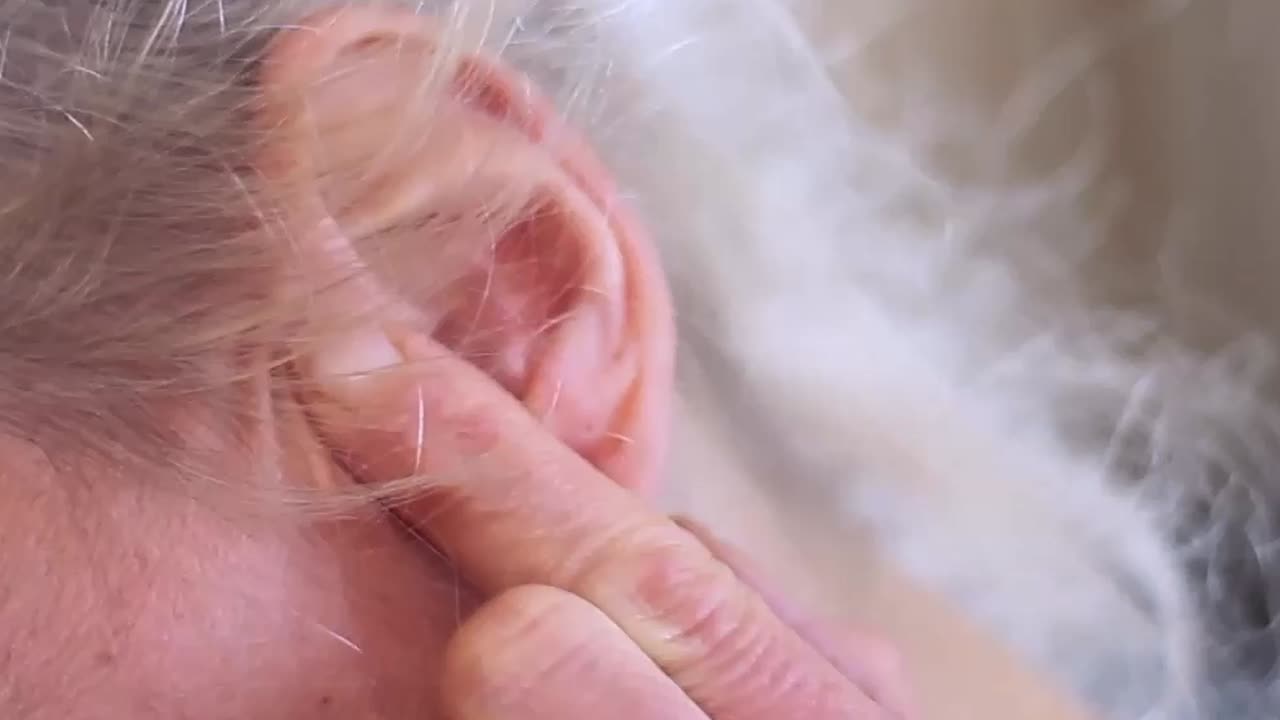 sordità e perdita dell'udito su sfondo grigio con filmato video in stock di persone