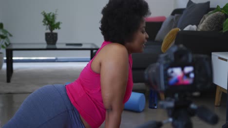 Mujer-Afroamericana-De-Talla-Grande-Grabando-Un-Vídeo-Sobre-Cómo-Hacer-Ejercicio