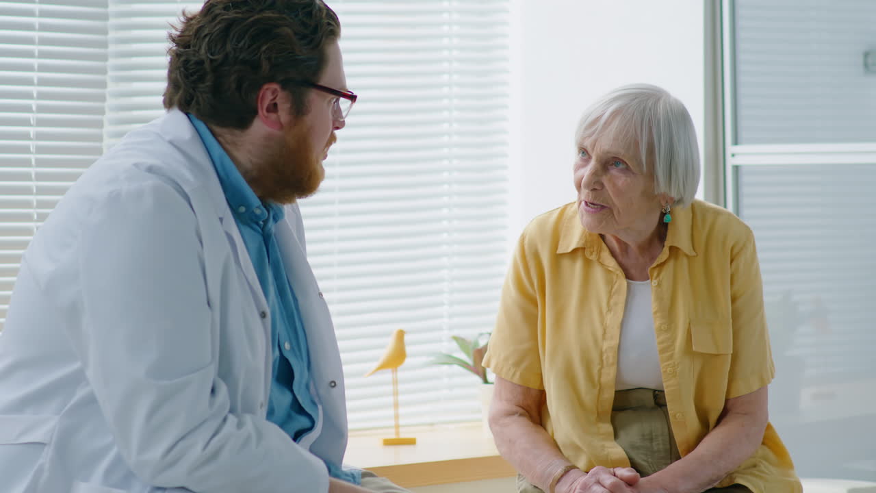 Donna anziana che parla con il medico in clinica