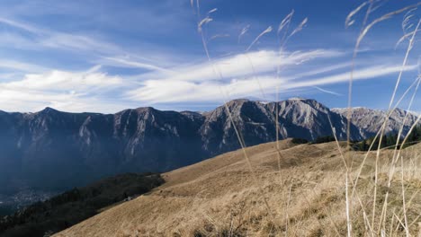 toma panorámica de izquierda a derecha de la cresta de una montaña