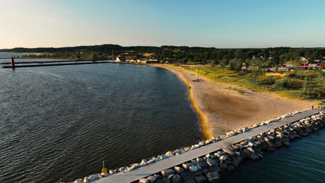 Dolly-Bewegung-Vorwärts-In-Der-Nähe-Der-Noaa-Station-Der-Muskegon-Küstenwache