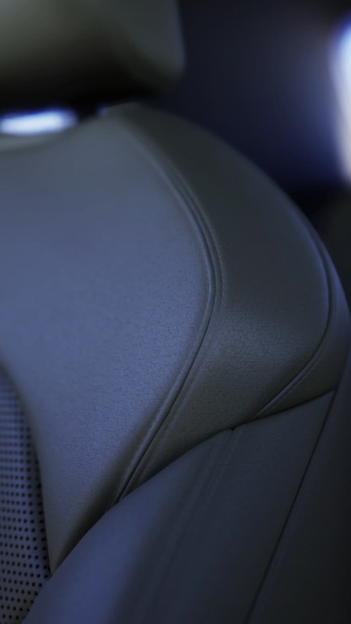 Céntrate en el interior de un coche enfatizando los detalles del diseño del asiento a plena luz.
