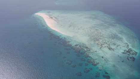 Enfoques-Aéreos-Altos-Pequeños-Islotes-De-Arena-En-El-Mar-De-Arrecifes-De-Coral-Poco-Profundos