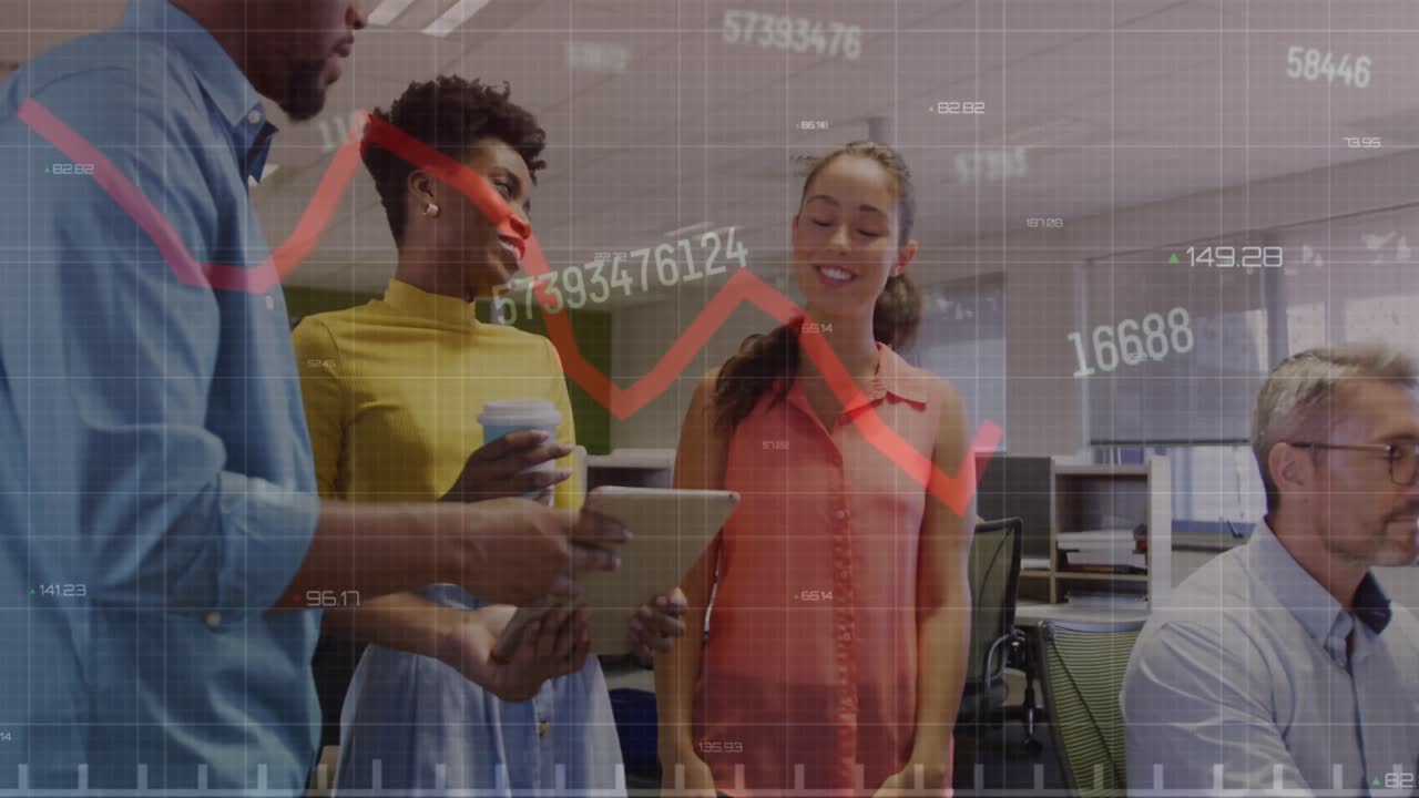 animación del procesamiento de datos financieros sobre diversas personas de negocios que trabajan en la oficina