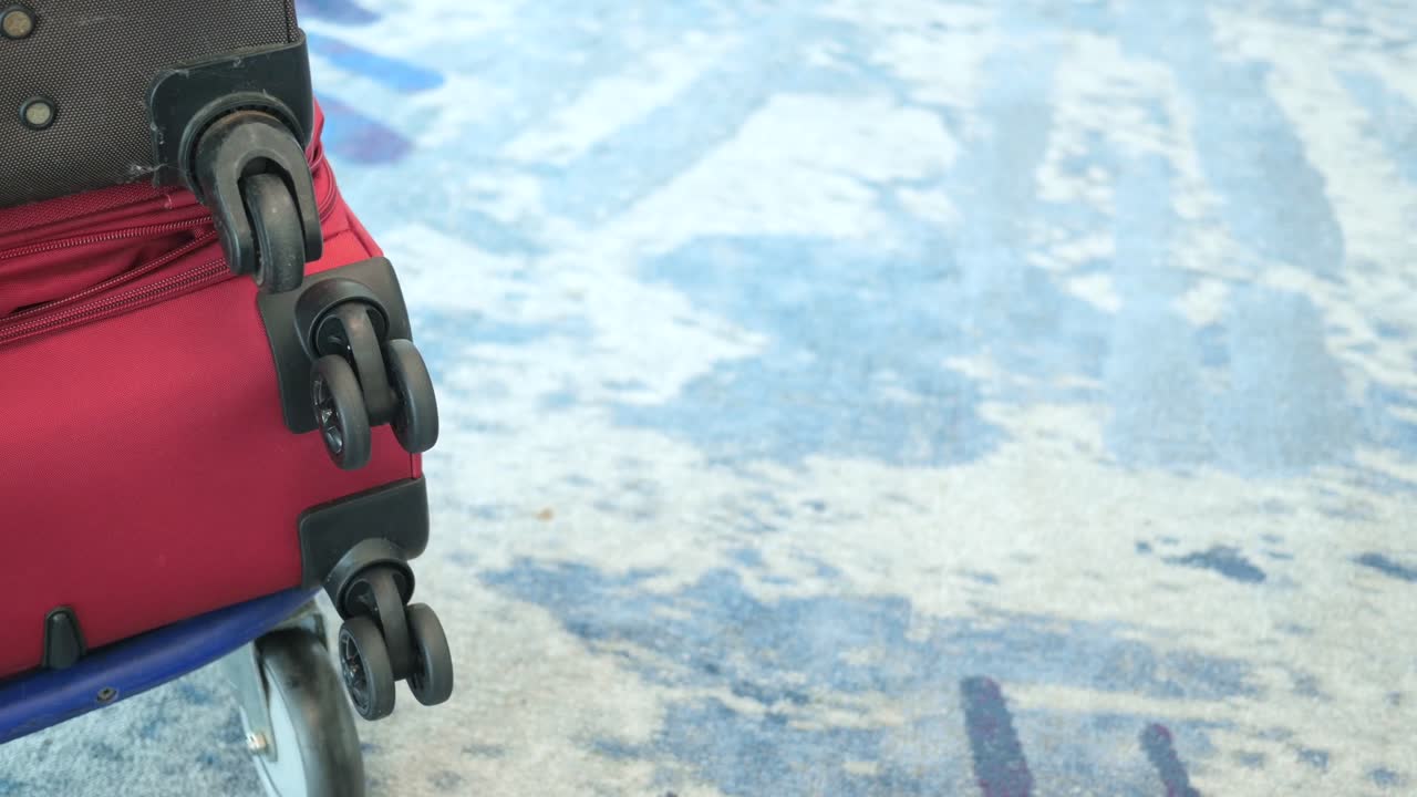 바에 달린 빨간색과 갈색의 가방의 클로즈업