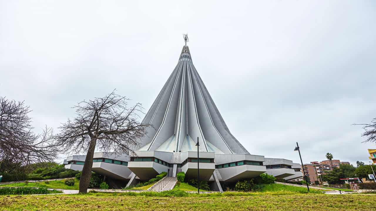 마돈나 델레 라크리메 (madonna delle lacrime) 의 타임  ⁇ 프, 시라쿠사 (siracusa) 가 오르티지아 (ortigia) 의 스카이라인을 지배합니다.