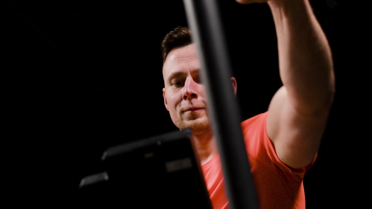 운동 자전거 를 타고 운동 하는 남자