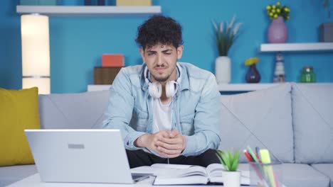 Der-Depressive-Student-Versucht-Sein-Problem-Zu-Erklären,-Indem-Er-In-Die-Kamera-Schaut.