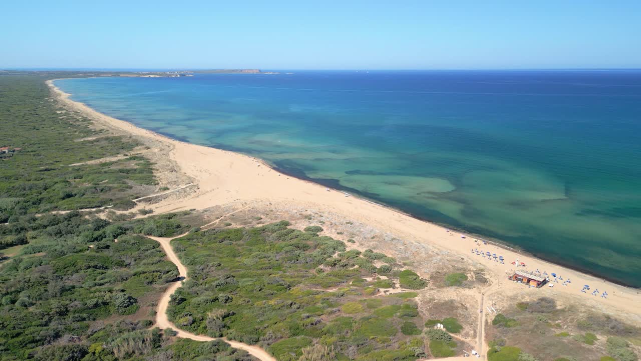 vuelo de un avión no tripulado en una playa de cerdeña en italia