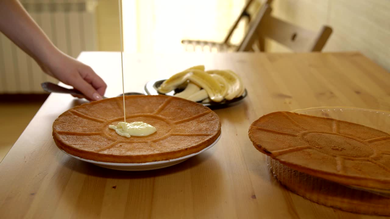 요리 케이크: 구운 케이크에 응축 우유를 적용