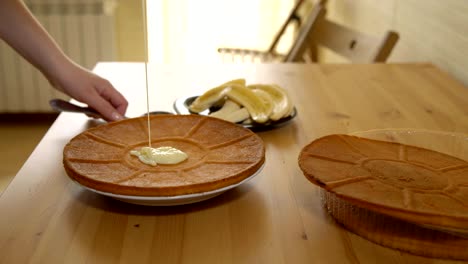 cocción de pasteles. aplicación de leche condensada en pasteles horneados