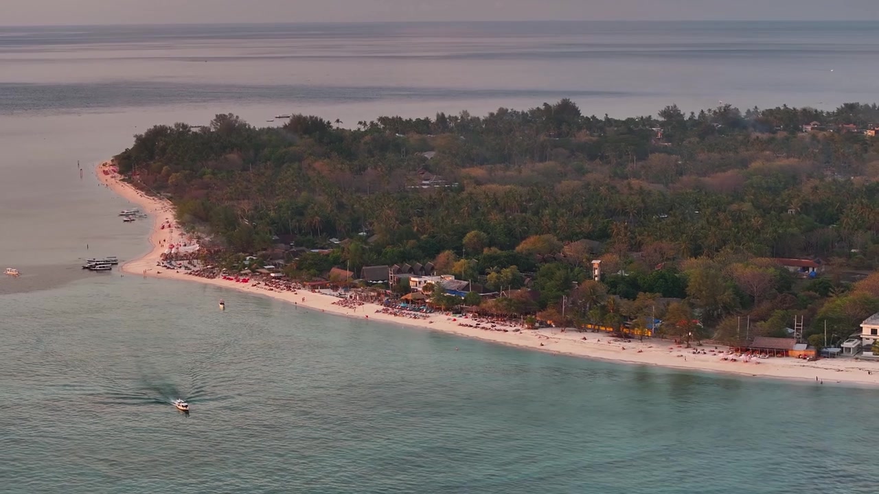 Persone in vacanza in un resort sulla spiaggia sull'isola di Gili Air a Lombok, Indonesia. Ripresa aerea, panoramica