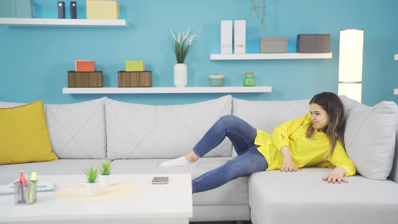 게으르고 게으른 어린 소녀.