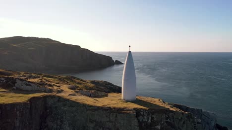 Vista-Aérea-De-360-Grados-Alrededor-De-Baltimore-Beacon-En-El-Suroeste-De-Cork