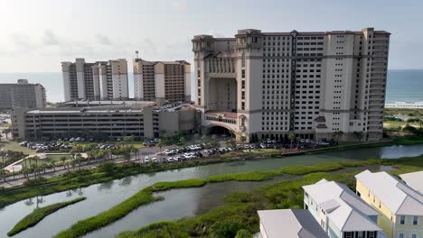 North-Myrtle-Beach-South-Carolina,-North-Beach-Towers-Schieben-Drohnenantenne-Nach-Vorne