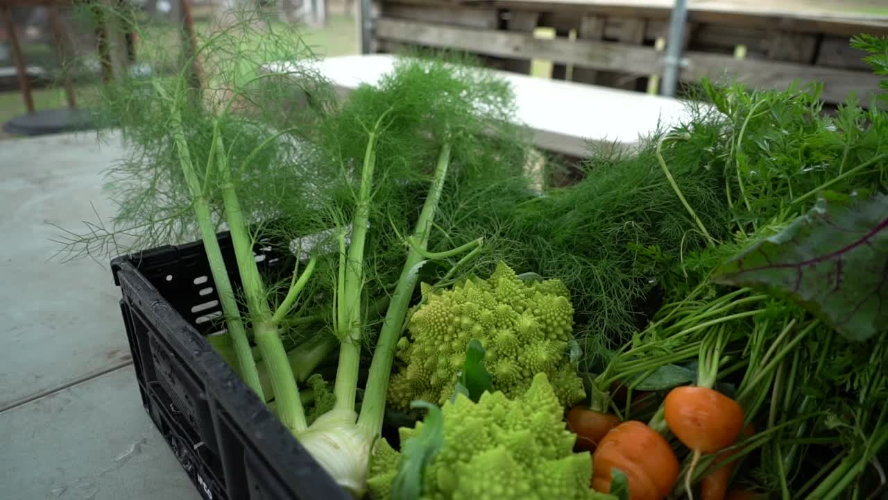 Una cassa di verdure su un tavolo