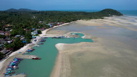 puerto en la isla de koh samui tailandia en marea baja con barcos atracados y arena expuesta