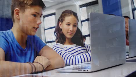 Animation-Mehrerer-Diagramme-über-Kaukasische-Jungen-Und-Mädchen,-Die-Im-Klassenzimmer-Am-Laptop-Diskutieren