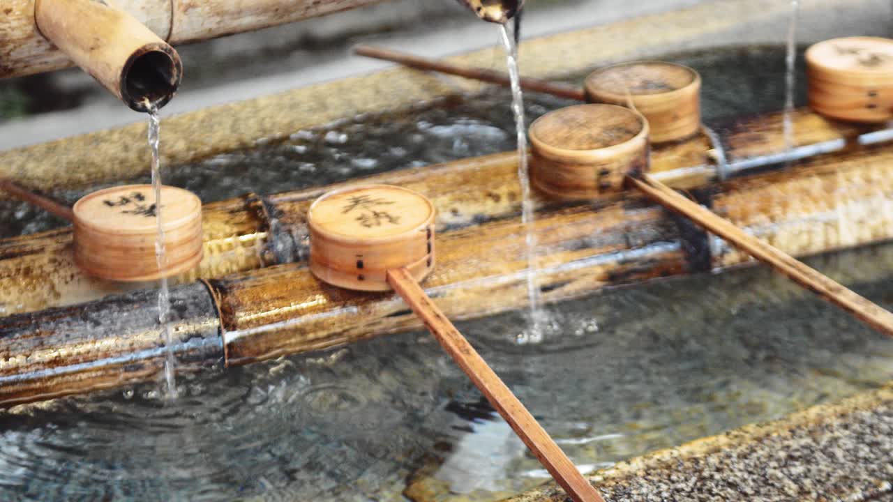 일본 교토의 대나무에서 나오는 물의 슬라이드 샷, 일본 4k 슬로우 모션