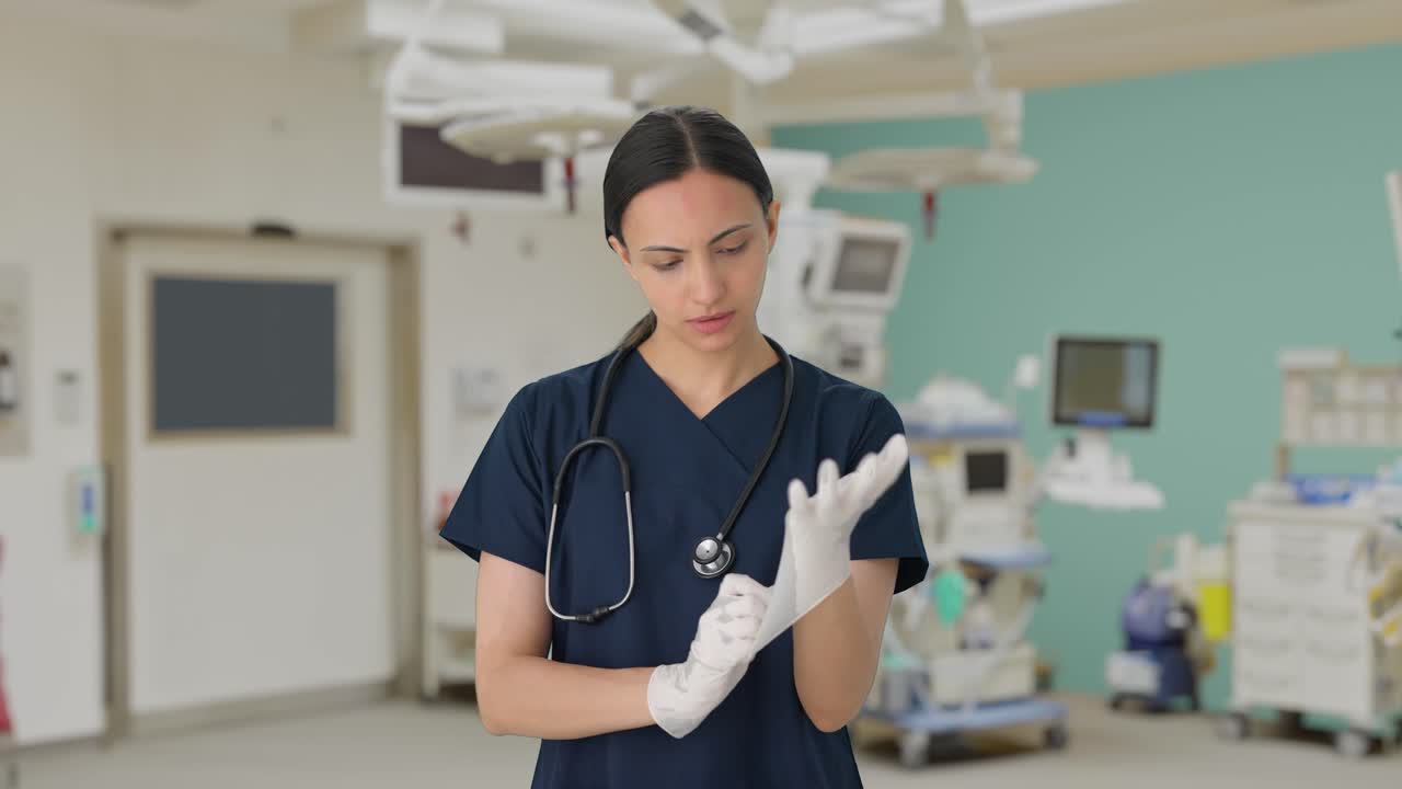 la doctora india se prepara para la operación.