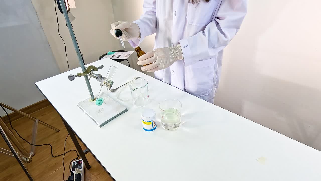 химический эксперимент в лабораторных условиях