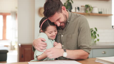 niño, tarea y abrazo de papá de la educación estudiantil