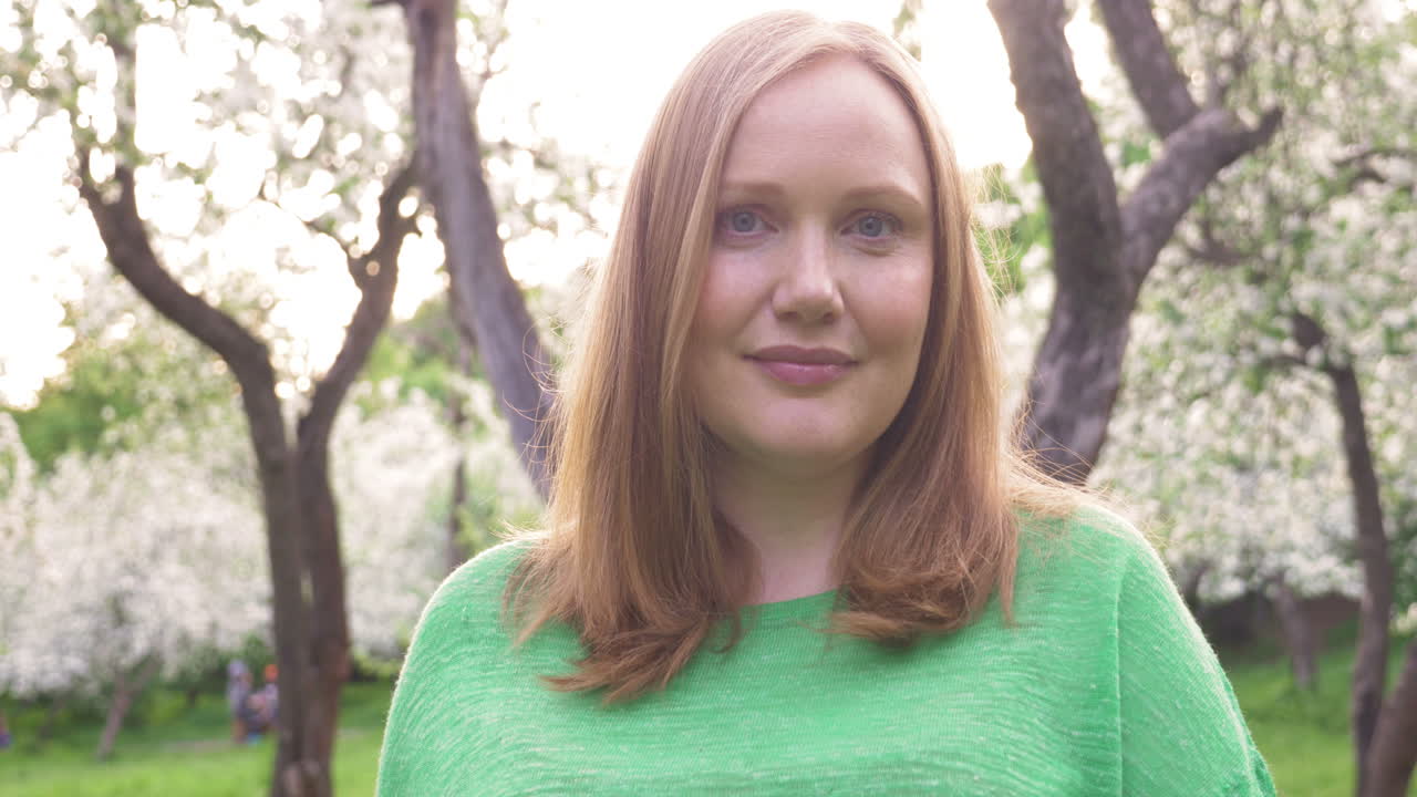 mujer embarazada con zapatos para bebés al aire libre