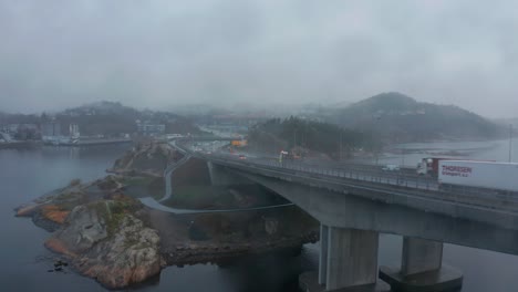 Autos-Fahren-Auf-Einer-Braut-In-Kristiansand-In-Norwegen