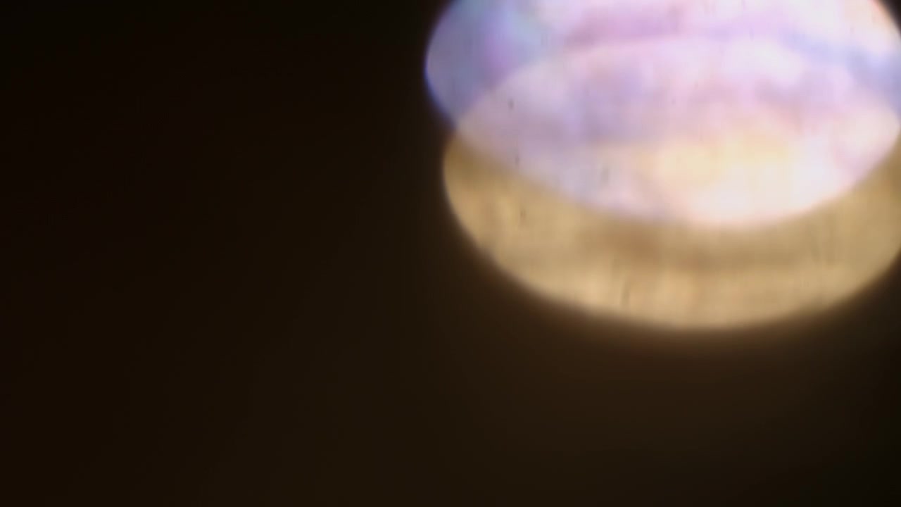 Reflexo de lente bokeh suave com textura de luz de orbes multicoloridos em fundo preto. Use os modos de mesclagem screen, add, overlay em filmagens para textura gráfica. 4K.