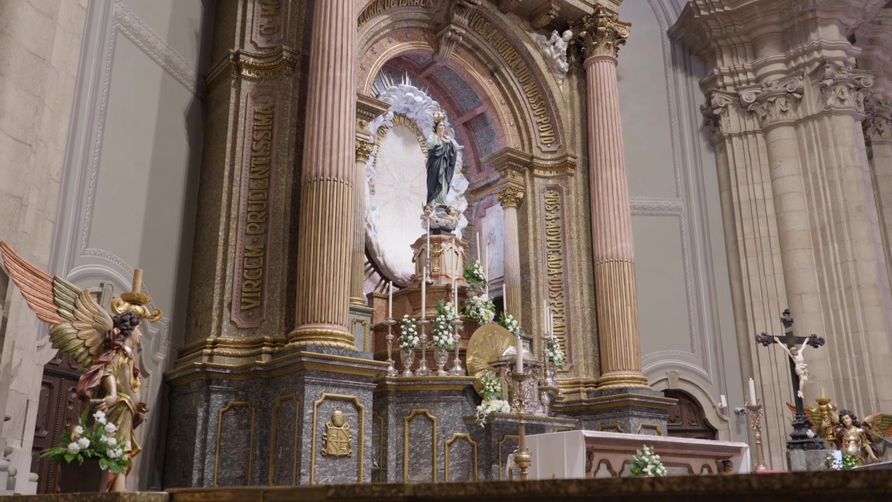 Altare dorato e statua della Vergine Maria incoronata affiancata da sculture di angeli a Sameiro