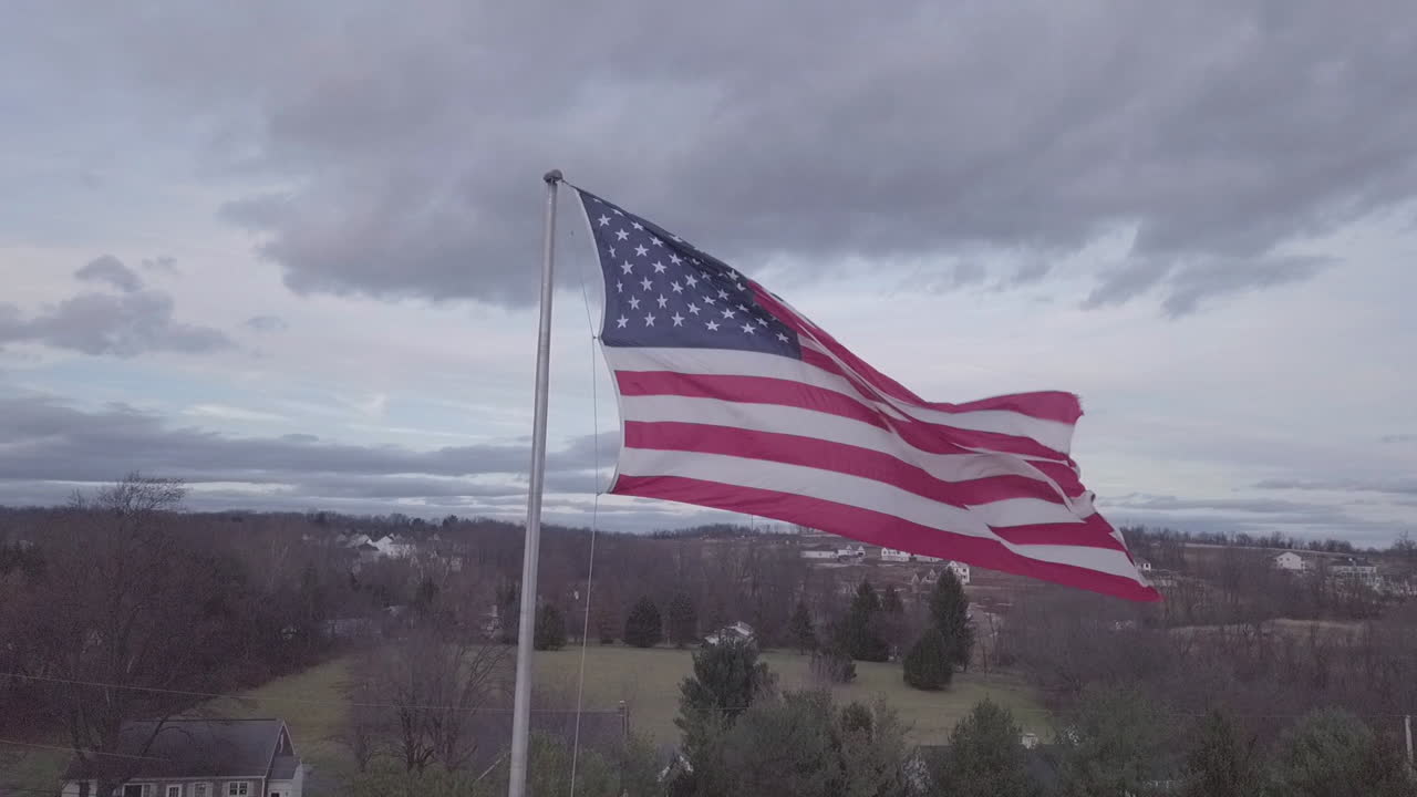 Bandiera USA che sventola con forte brezza