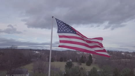Bandera-De-Estados-Unidos-Ondeando-En-Fuerte-Brisa