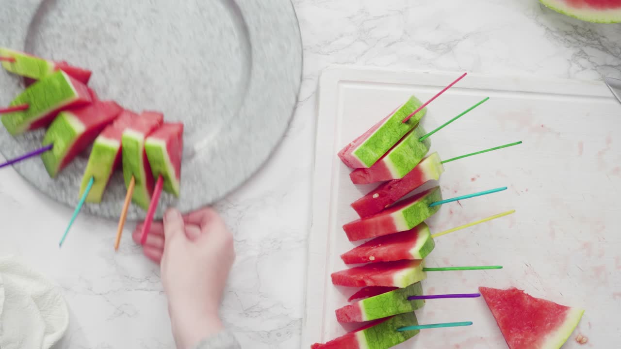 cortar la sandía roja en pedazos pequeños