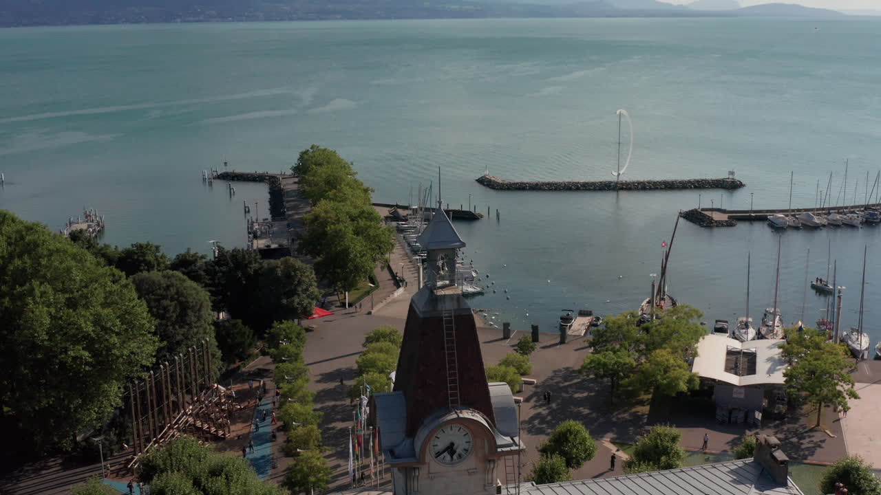 foque abajo de la antigua torre del reloj con vistas al hermoso lago de ginebra