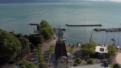 Foque-Abajo-De-La-Antigua-Torre-Del-Reloj-Con-Vistas-Al-Hermoso-Lago-De-Ginebra