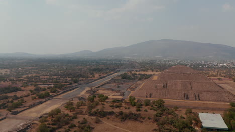 Slide-and-pan-shot-of-valuable-historical-archaeological-site-with-pyramids-and-other-ancient-structures.Ancient-site-with-architecturally-significant-Mesoamerican-pyramids,-Teotihuacan,-Mexico