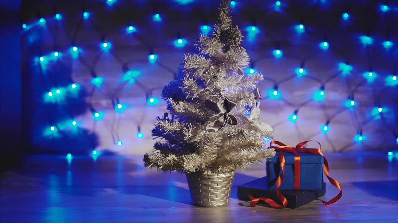 рождественский декор с маленькой елкой и подарками