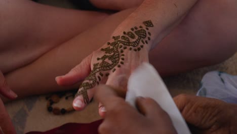 Eine-Nahaufnahme-Einer-Weißen-Frauenhand,-Die-Mit-Henna-Bemalt-Wird