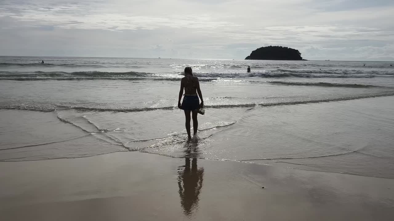 해질녘 해변을 산책하는 여자