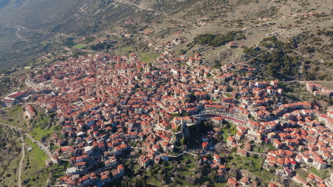Foto panoramica aerea di Arachova, villaggio montano sul Monte Parnaso, Grecia, in una giornata limpida e soleggiata