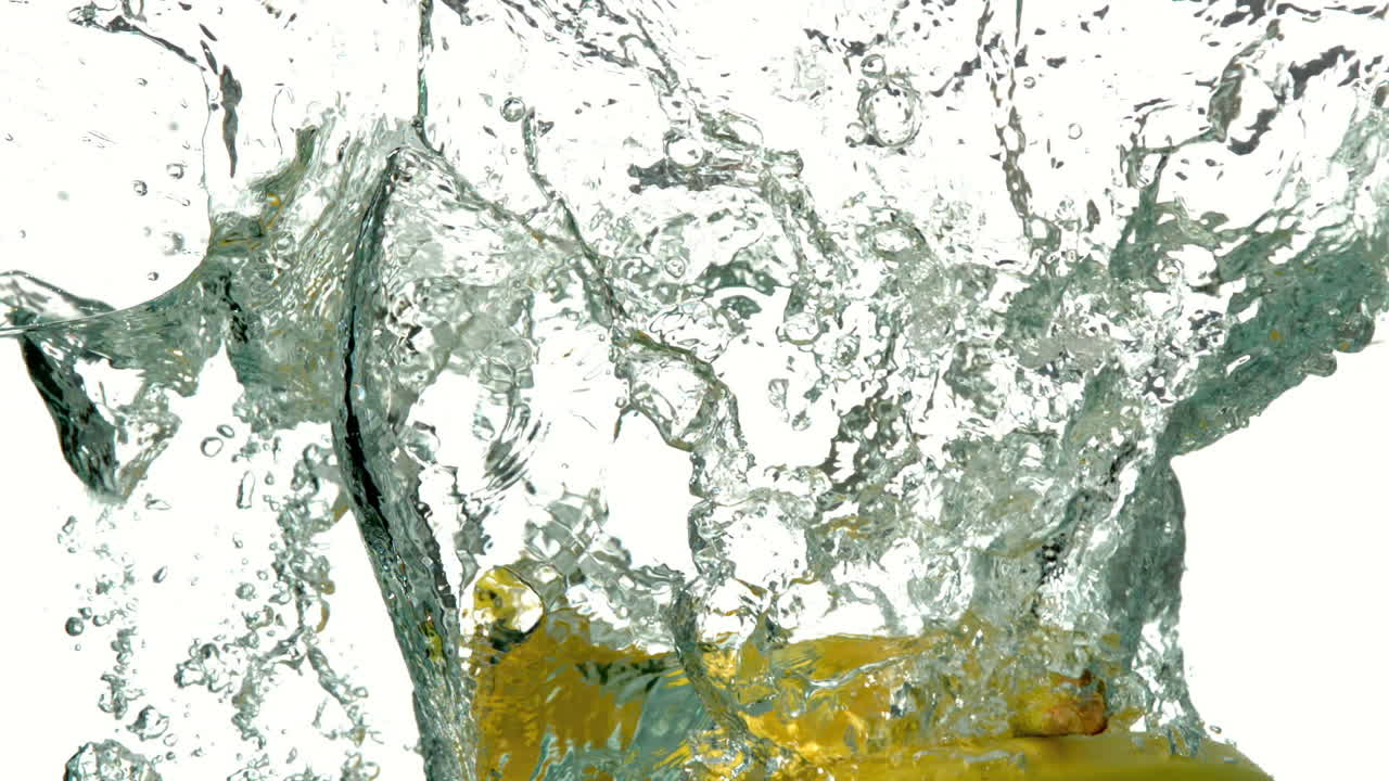 바나나 한 어리가  바탕에 물 속으로 빠져들고 있다.