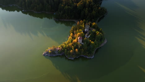 Hochwinkel-Luftumlaufbahn-Der-Burg-Ottenstein-Auf-Der-Halbinselspitze,-Lange-Schattenspur-Auf-Dem-Wasser