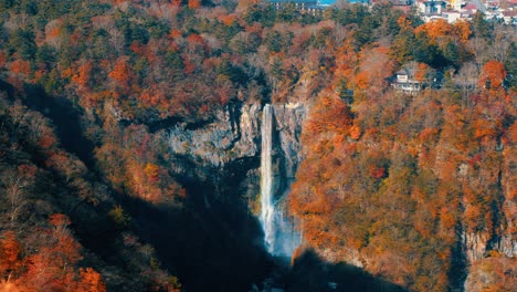 Vista-Desde-La-Cima-De-La-Montaña,-El-Bosque-De-Otoño