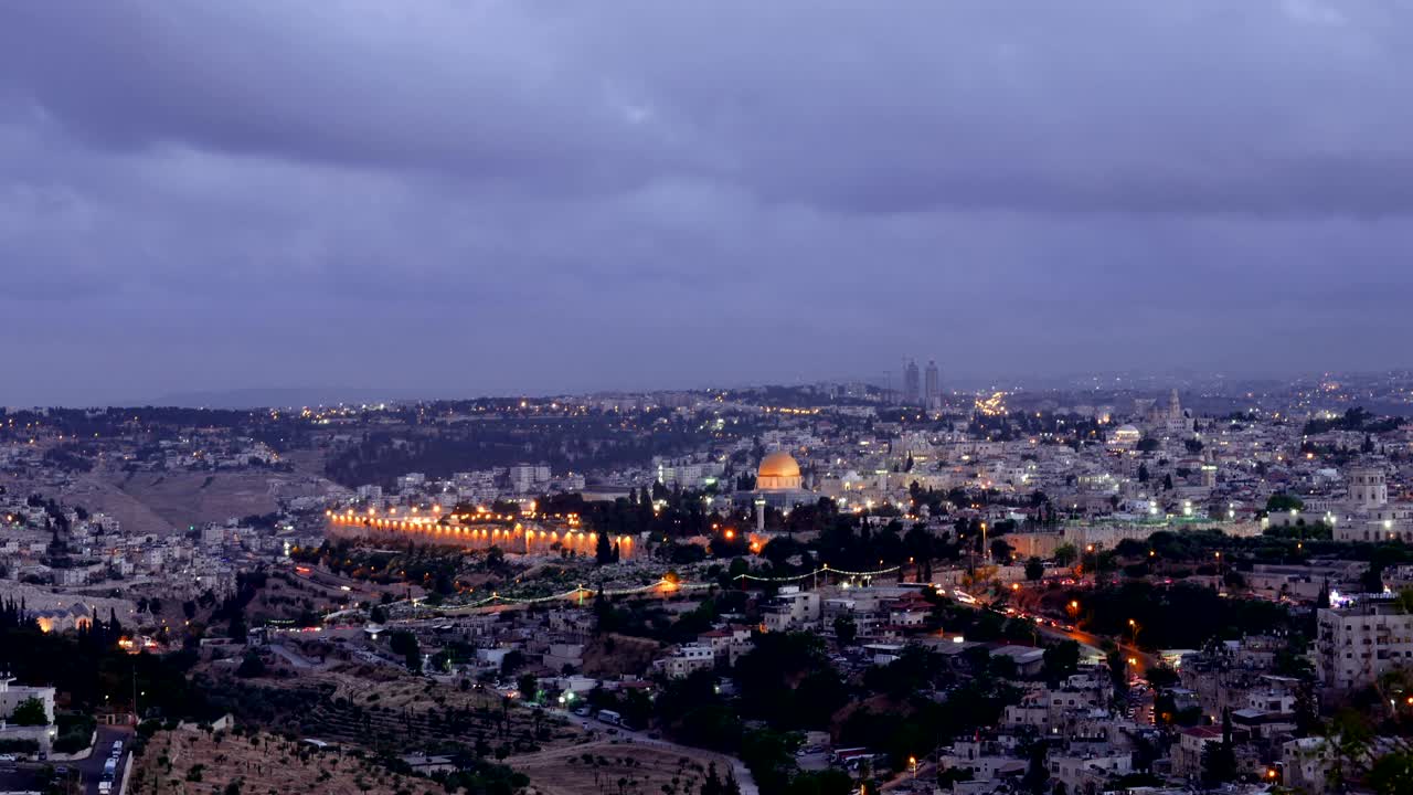 la noche cae sobre la ciudad de jerusalem timelapse