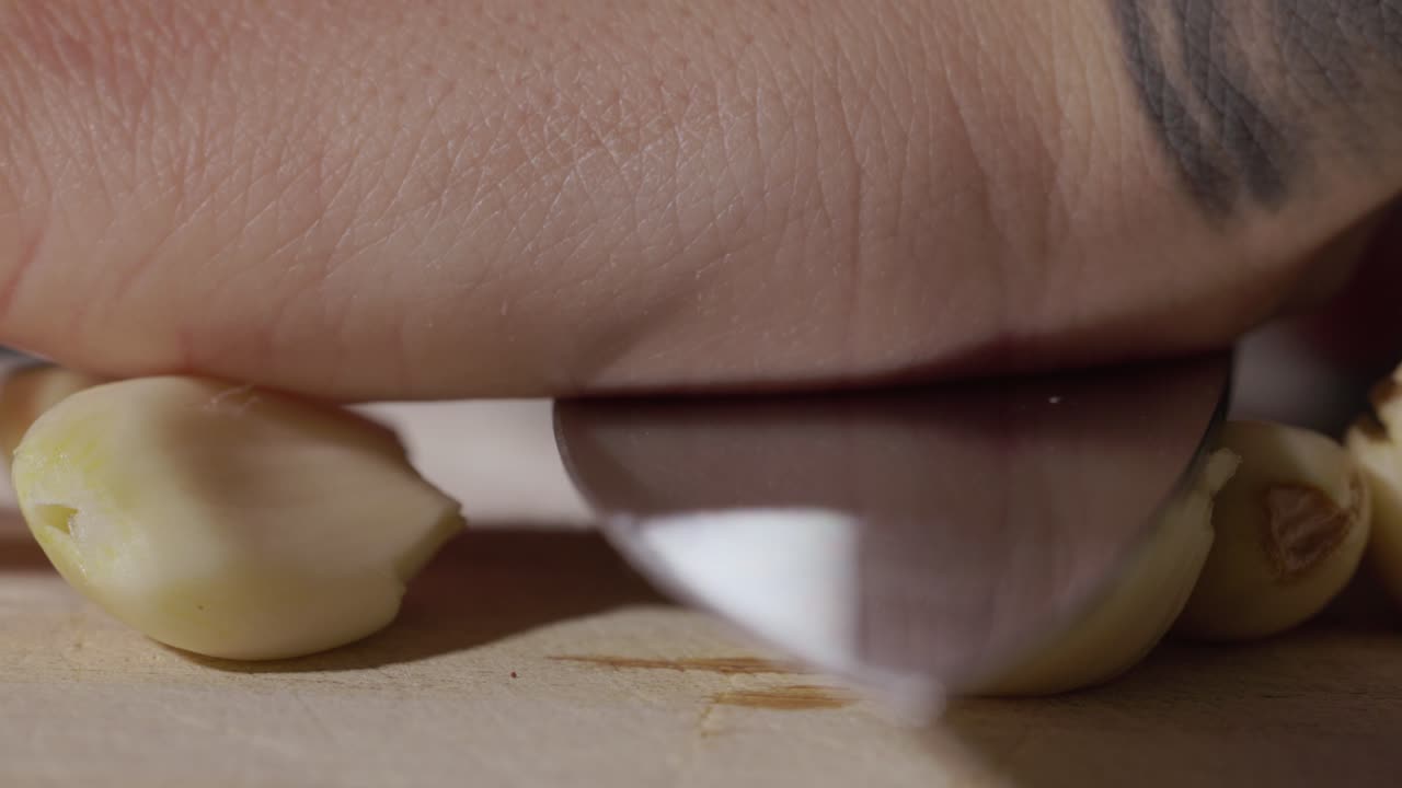 주방 칼로 마늘을 는 것 - 매크로