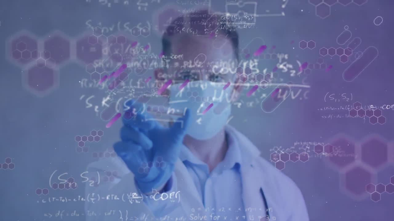 animación de formas, fórmulas químicas y matemáticas sobre médico caucásico en máscara facial con muestra.