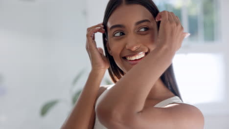 mujer, espejo y cabello para peinar